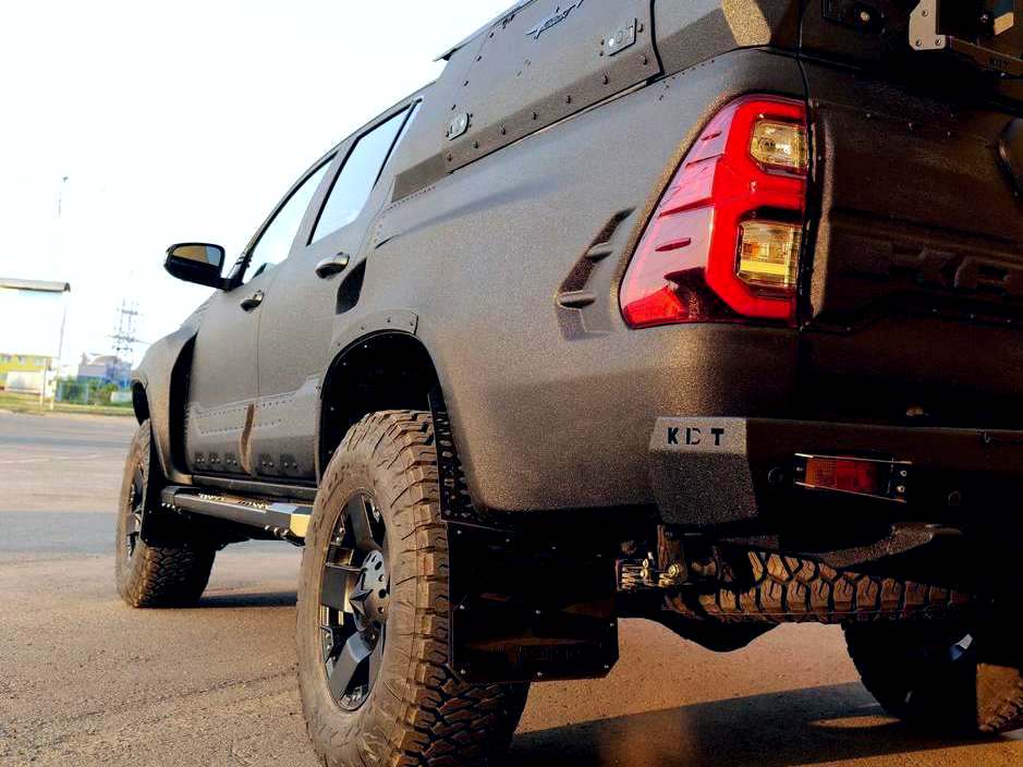 Накладки на двери для Toyota Hilux — изображение 2