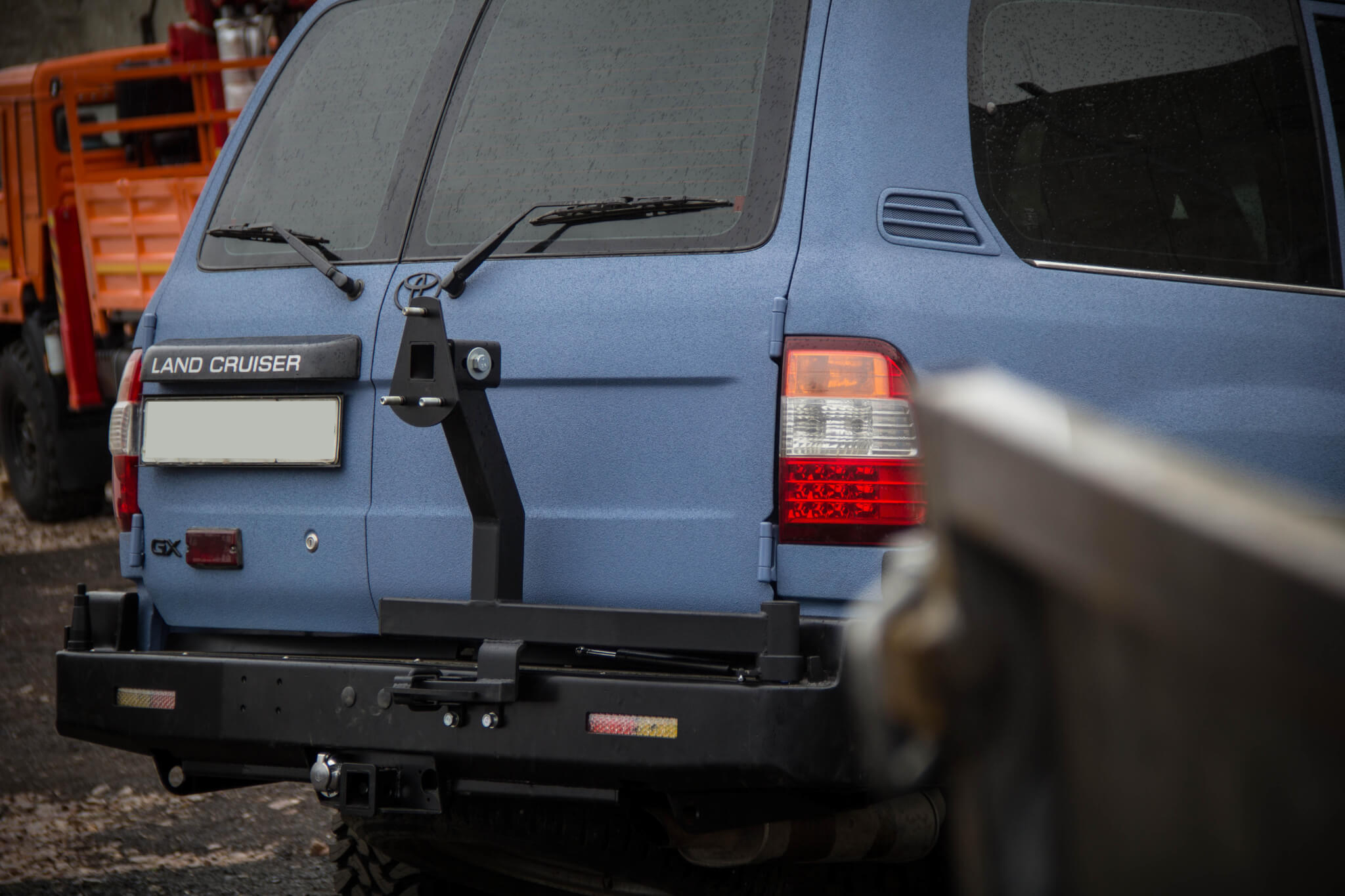Бампер силовой задний STC Toyota Land Cruiser 100 с квадратом под фаркоп, кронштейном крепления запасного колеса по центру и кронштейном крепления гос номера — изображение 4