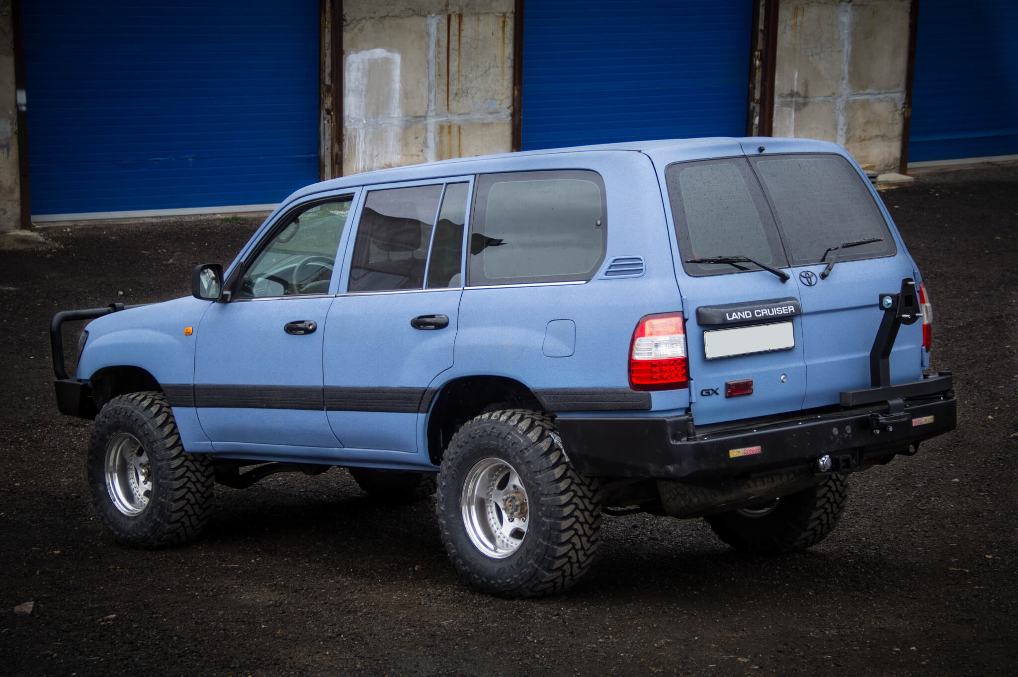 Бампер силовой задний STC Toyota Land Cruiser 100 с квадратом под фаркоп, кронштейном крепления запасного колеса по центру и кронштейном крепления гос номера — изображение 3