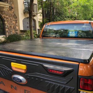 Крышка алюминиевая трехсекционная HTF на Toyota Hilux Revo (2015+)