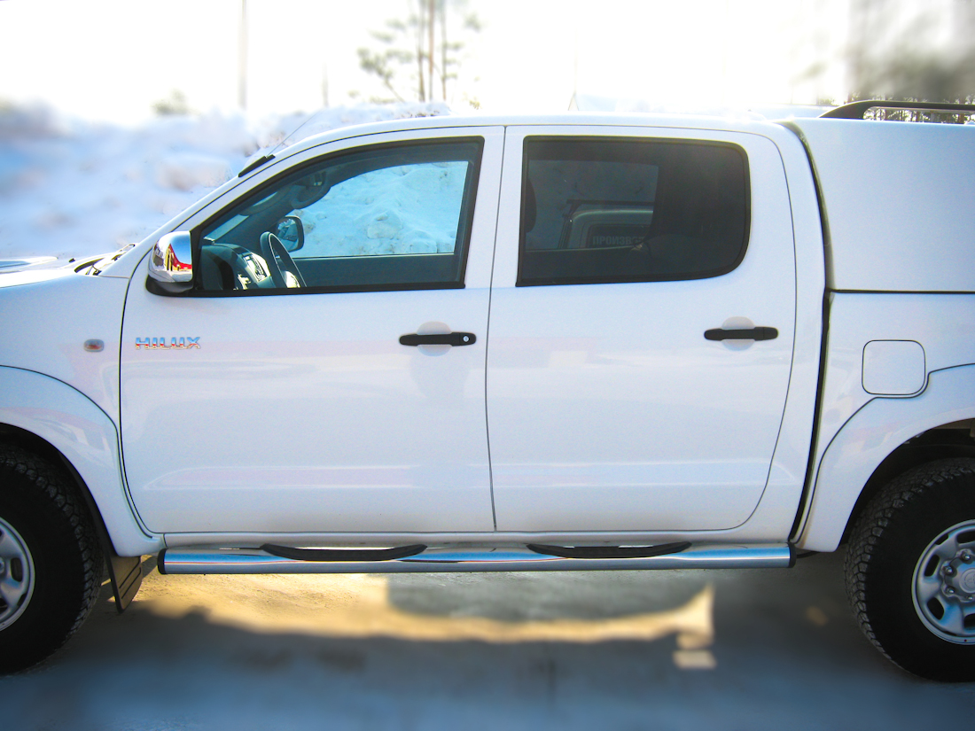 TOYOTA HILUX 2009-2014 пороги труба d76 с накладками (вариант 2) TLT-0000082 — изображение 2