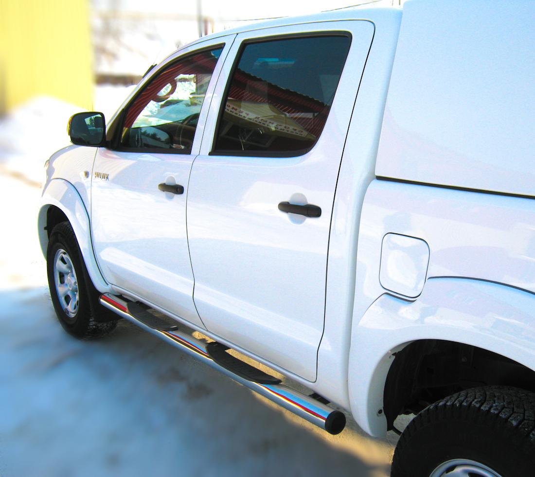 TOYOTA HILUX 2009-2014 пороги труба d76 с накладками (вариант 2) TLT-0000082 — изображение 3