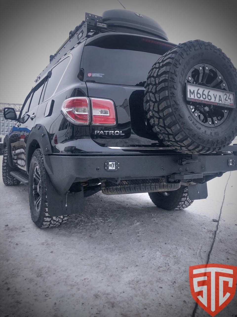 Бампер силовой задний STC Nissan Patrol Y62 2014-2019 с квадратом под фаркоп, кронштейном крепления запасного колеса по центру, кронштейном крепления гос номера и фарами заднего хода/ПТФ — изображение 5