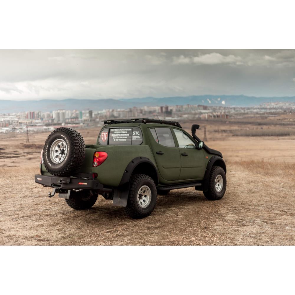 Задний силовой бампер Mitsubishi L200 2006-2015 с квадратом под фаркоп и фонарями — изображение 2